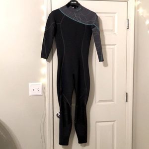BARE black and turquoise wetsuit. Fairly new. Size 6.